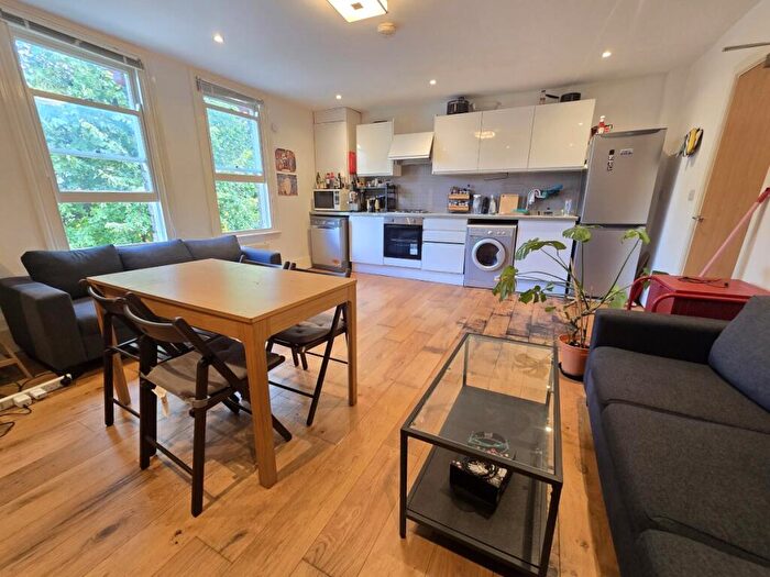 3 Bedroom Flat To Rent In Hillmartin Road, N7