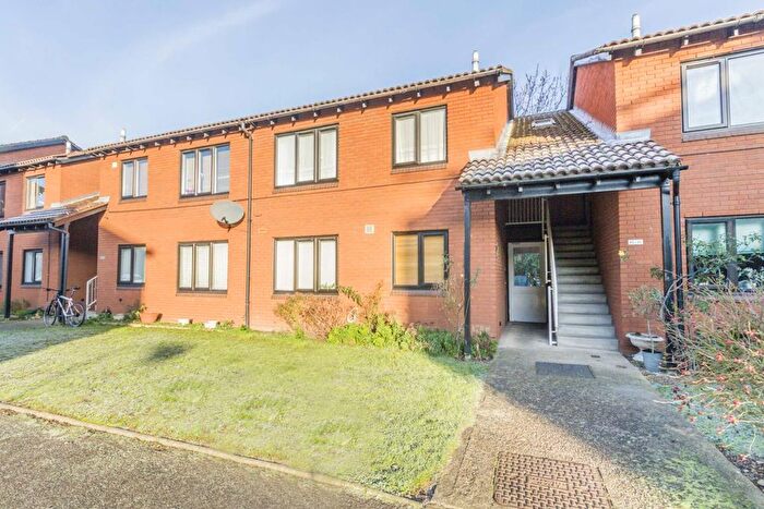 2 Bedroom Flat To Rent In Tithe Barn Close, Kingston Upon Thames, KT2