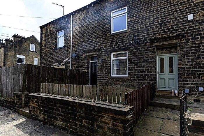 4 Bedroom Terraced House For Sale In Union Street, Lindley, Huddersfield, HD3