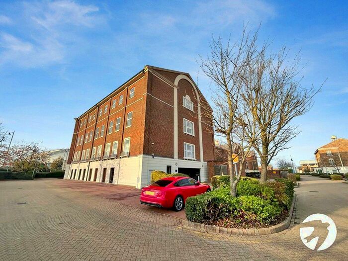 2 Bedroom Flat To Rent In Quayside, Chatham Maritime, Chatham, Kent, ME4