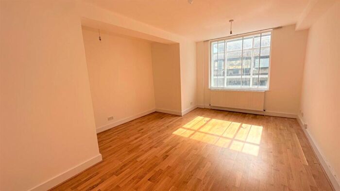 3 Bedroom Flat To Rent In Mullion Court, - Finchley Road, London, NW3