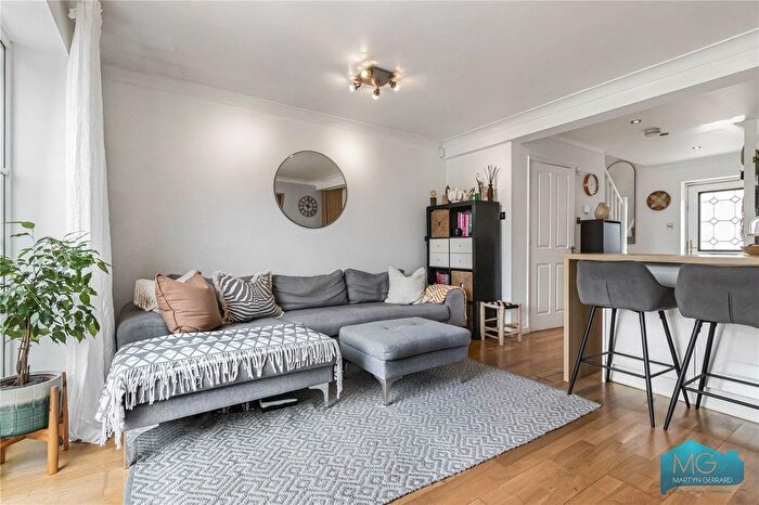 3 Bedroom End Of Terrace House For Sale In Primrose Close, London, N3