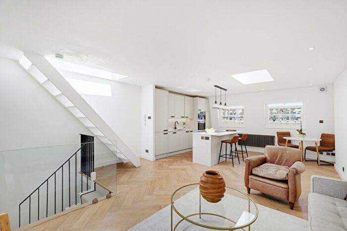 2 Bedroom Flat For Sale In Ledbury Road, Notting Hill, W11