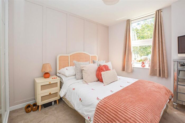 1 Bedroom Flat For Sale In Ingrave Road, Brentwood, CM15