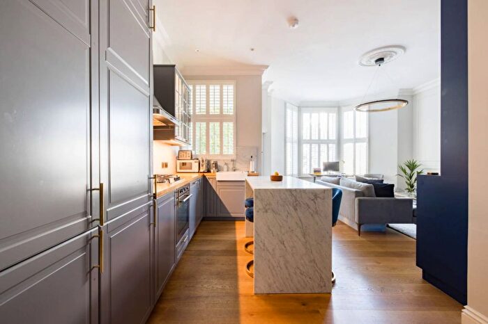 2 Bedroom Flat To Rent In Gauden Road, Clapham Old Town, Clapham, London, SW4