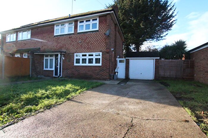 3 Bedroom Semi-detached House For Sale In Meadowbrook Close, Colnbrook, Slough, SL3