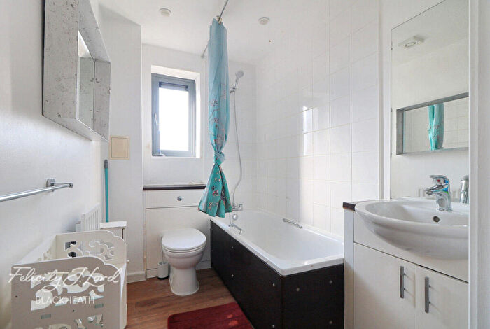 2 Bedroom Apartment To Rent In Gunyard Mews, London, SE18