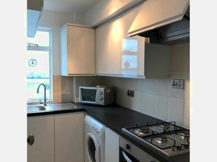 2 Bedroom Flat To Rent In Pullman Court, Streatham Hill, SW2