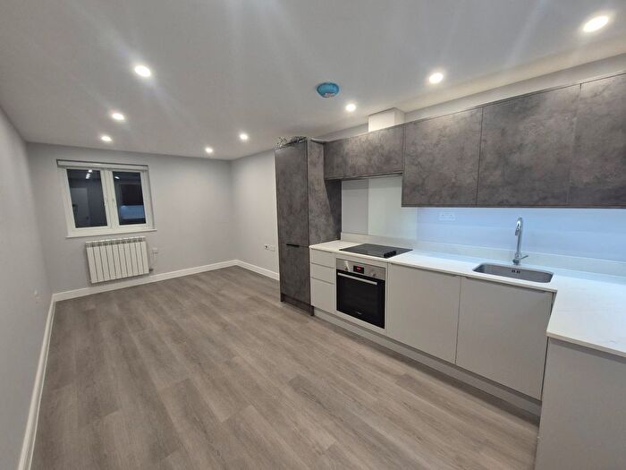 3 Bedroom Flat To Rent In High Road, London, N12