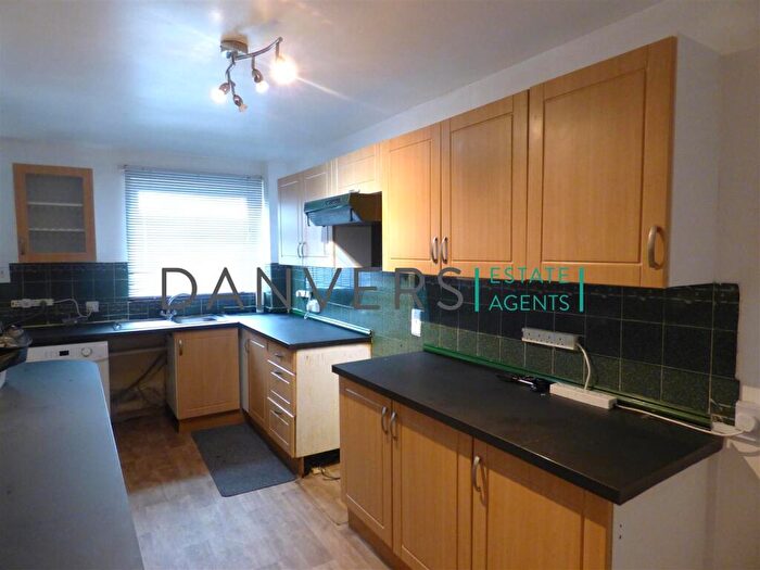 3 Bedroom Terraced House To Rent In Flora Street, Leicester, LE3