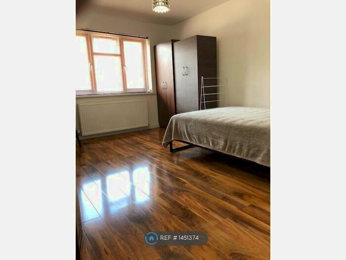 5 Bedroom Semi-Detached House To Rent In Sark Walk, London, E16