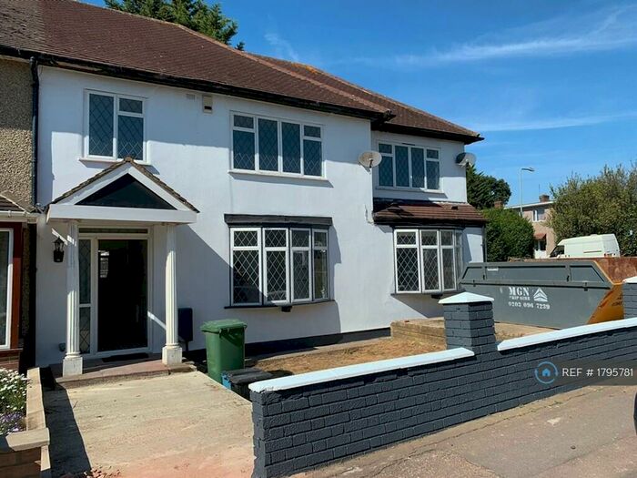 5 Bedroom Semi-Detached House To Rent In Fawn Road, Ilford Essex, IG7