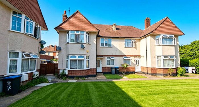 2 Bedroom Maisonette For Sale In Chestnut Avenue, Wembley, HA0