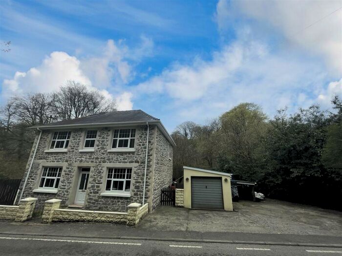 4 Bedroom Detached House For Sale In Trawsmawr, Carmarthen, SA33