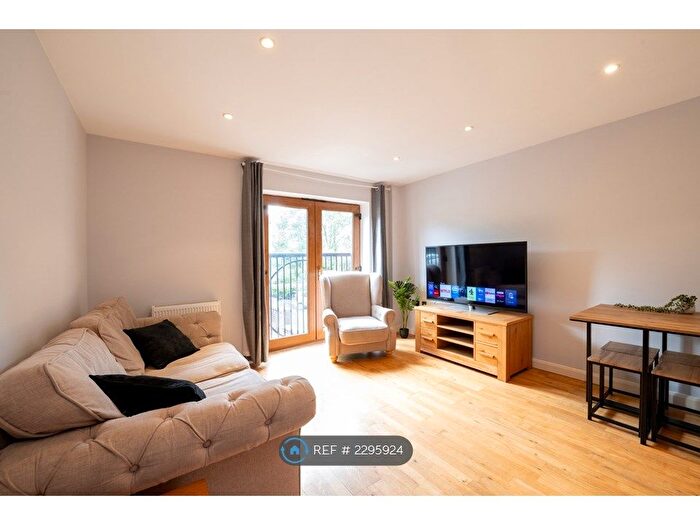 2 Bedroom Flat To Rent In Newbury House, Barnet, EN4