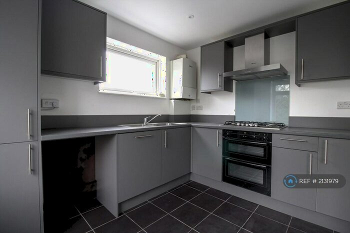 2 Bedroom Flat To Rent In South Ridge, Bromley, BR2