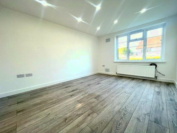 1 Bedroom Flat To Rent In Sparrows Herne, Bushey, WD23