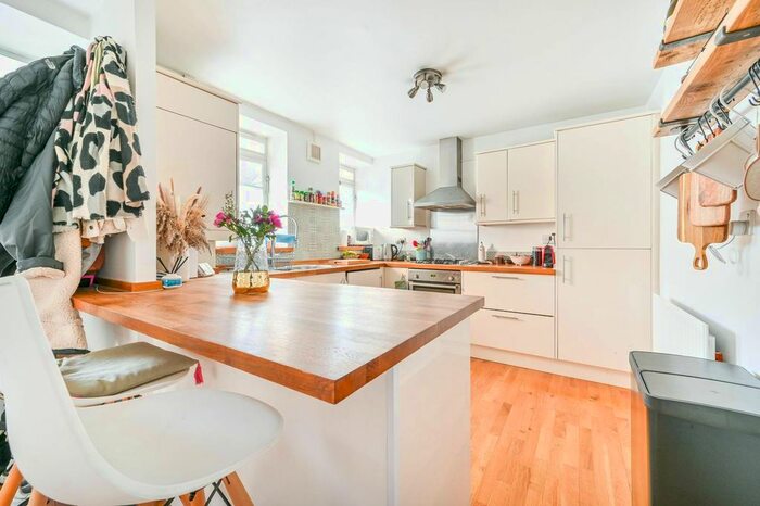 2 Bedroom Flat To Rent In Macaulay Square, Clapham, London, SW4