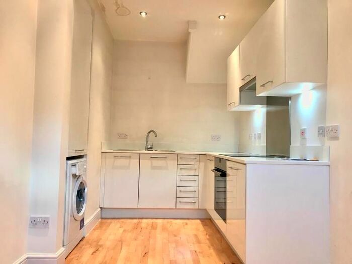 1 Bedroom Flat To Rent In Princes Road, Weybridge, Surrey, KT13