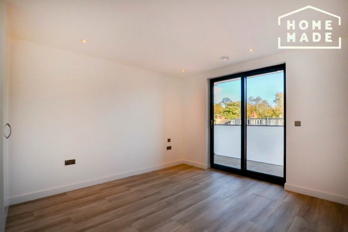 3 Bedroom Flat To Rent In Stiles West, Colliers Wood, SW19
