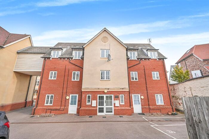 2 Bedroom Flat For Sale In Weavers Close, Dunmow, Essex, CM6
