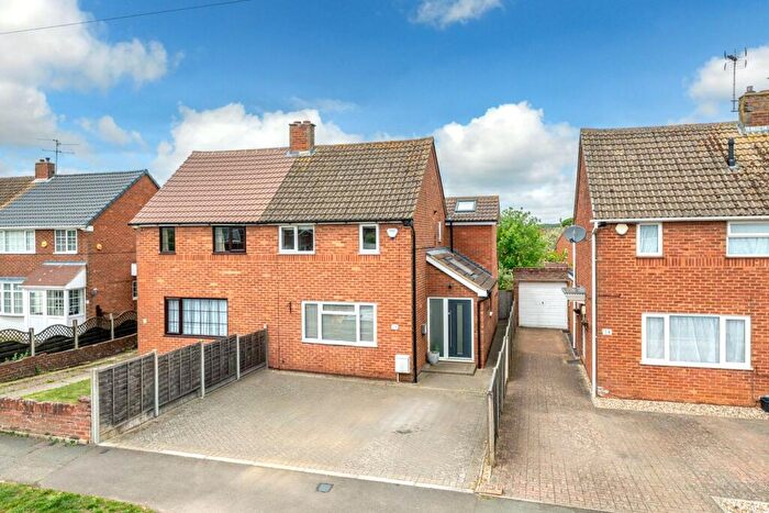 3 Bedroom Semi-Detached House For Sale In Elm Avenue, Caddington, LU1