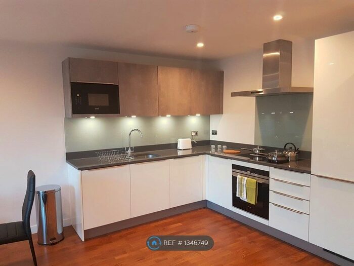 2 Bedroom Flat To Rent In Kings Avenue, London, SW4