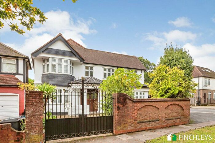 5 Bedroom Detached House For Sale In Chase Side, Southgate, N14