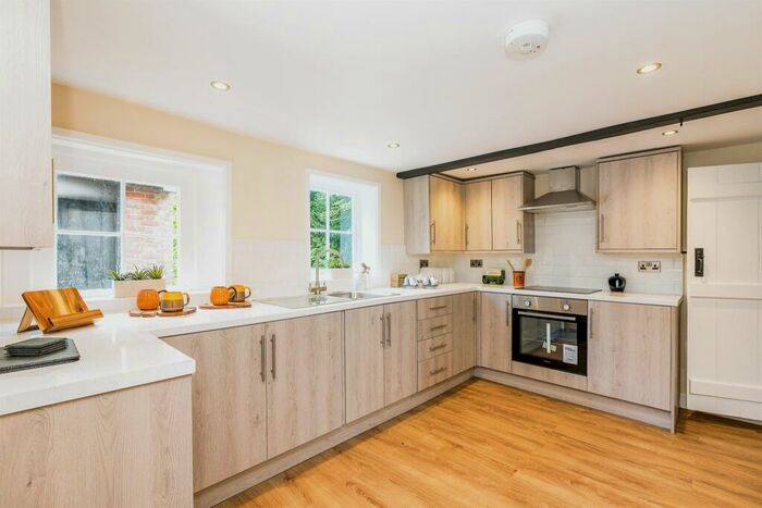 4 Bedroom Semi-Detached House For Sale In Livesey Street, Teston, Maidstone, ME18