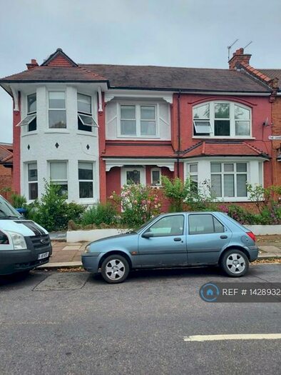 4 Bedroom Semi-Detached House To Rent In The Chine, London, N21