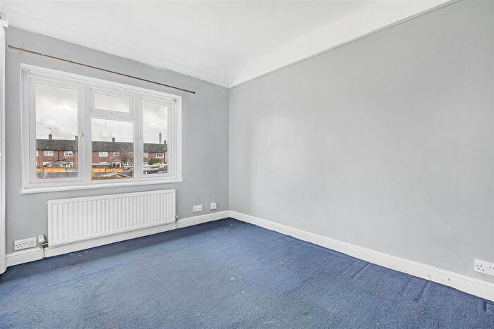 2 Bedroom End Of Terrace House For Sale In Long Furlong Drive, Slough, SL2