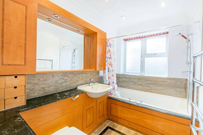 2 Bedroom Flat To Rent In Avenue Road, St John's Wood, London, NW8