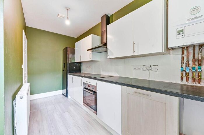 2 Bedroom Flat To Rent In Brighton Road, Coulsdon, Hooley, CR5