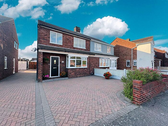 3 Bedroom Semi-detached House For Sale In The Sorrells, Corringham, SS17