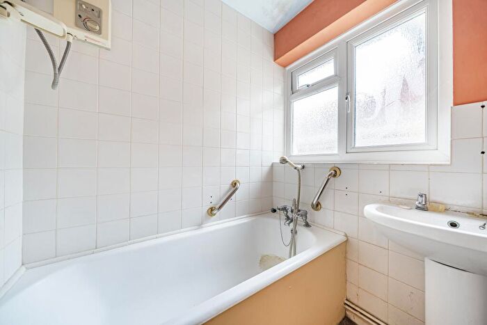 3 Bedroom Bungalow For Sale In Highridge, Alton, Hampshire, GU34