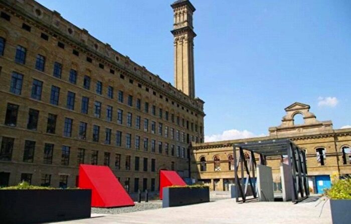 2 Bedroom Penthouse For Sale In Lilycroft Road, Bradford, West Yorkshire, BD9