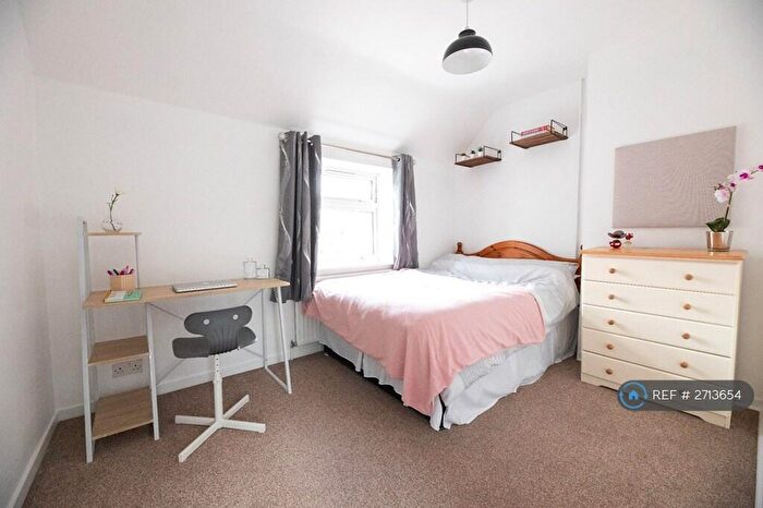 4 Bedroom Semi Detached House To Rent In Kings Avenue, Winchester, SO22