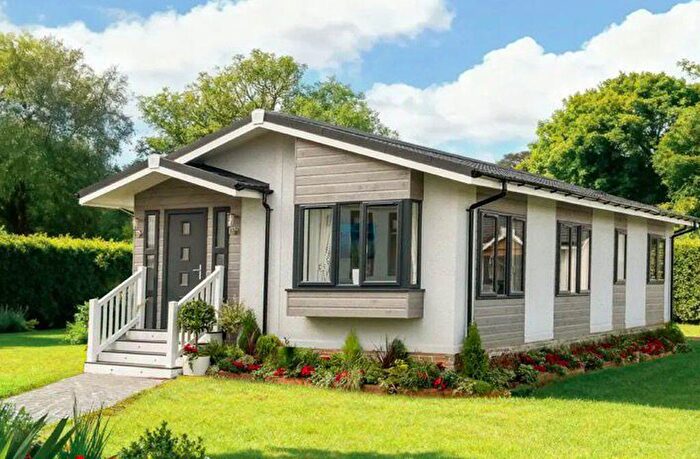 2 Bedroom Park Home For Sale In Wayside Farm Park, Bedford, MK44