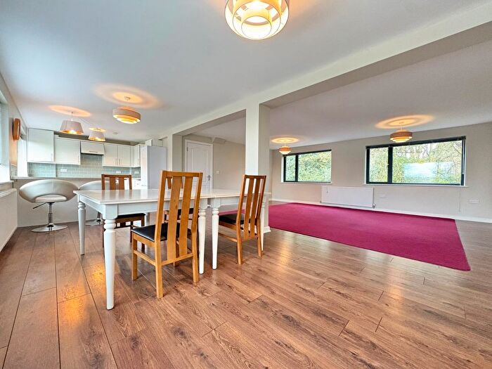 3 Bedroom Flat To Rent In Hollies Park Court, Weetwood Lane, Weetwood, Leeds, LS16