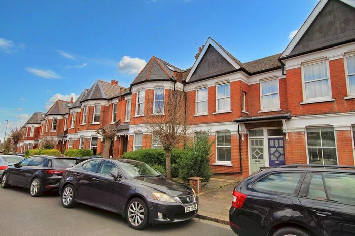 3 Bedroom Flat To Rent In Sedgemere Avenue, London, N2
