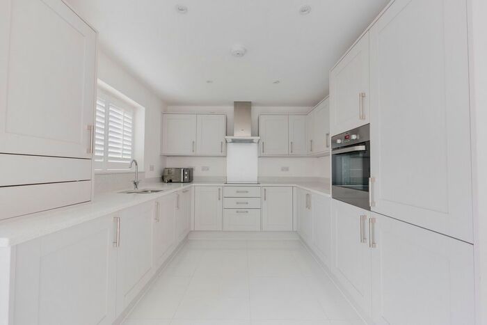 3 Bedroom Detached House To Rent In Charles Crescent, Rochford, SS4