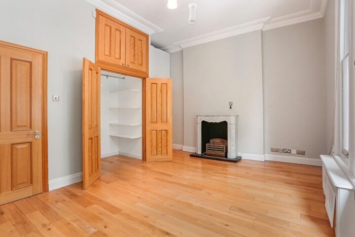 2 Bedroom Flat To Rent In The Little Boltons, London, SW10