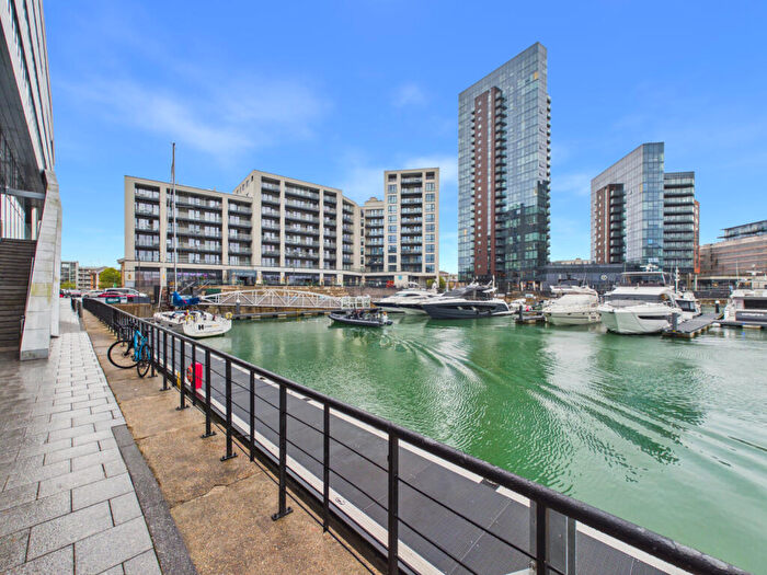 2 Bedroom Flat To Rent In Maritime Walk, Ocean Village, Southampton, SO14