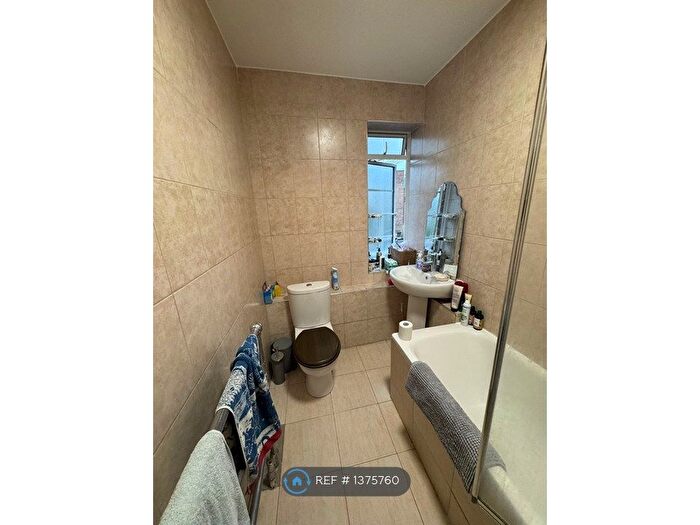 3 Bedroom Flat To Rent In North Hill, Highgate, N6