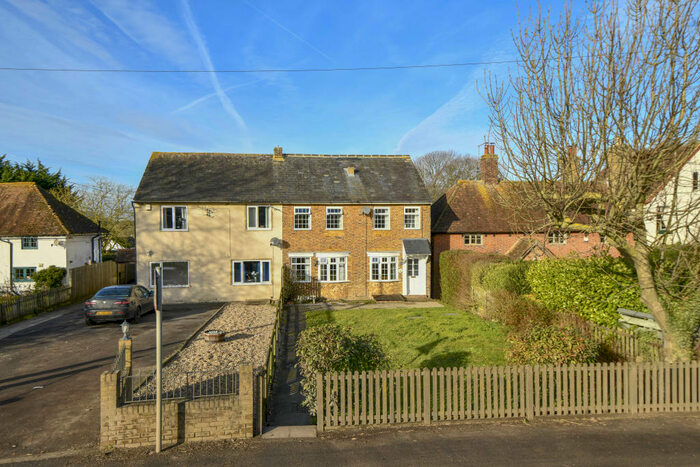 4 Bedroom Semi-Detached House For Sale In Badlesmere Lees, ME13