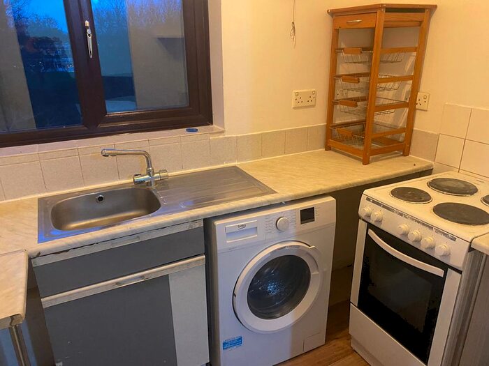 1 Bedroom Flat To Rent In Dehavilland Close, Northolt, UB5