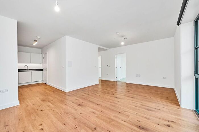 3 Bedroom Flat To Rent In New Road, Dagenham, RM9