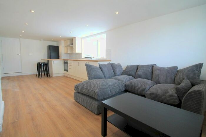 2 Bedroom Flat To Rent In Penylan Road, Roath, Cardiff, CF24