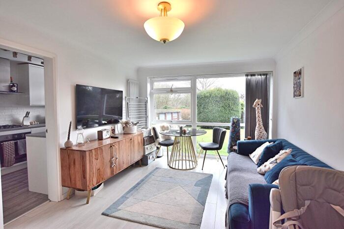 1 Bedroom Flat For Sale In Chingford Avenue, Chingford, Greater London., E4