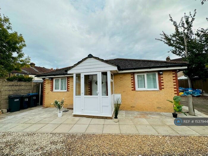 2 Bedroom Bungalow To Rent In Kemble Road, Croydon, CR0